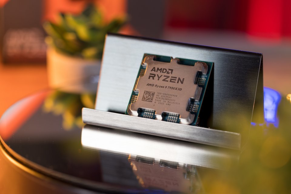 Optisch ist die CPU gegenüber den anderen Zen-4-CPUs identisch. Sie passt nur auf den Sockel AM5. Sie sollten vorher ein BIOS-Update durchführen.