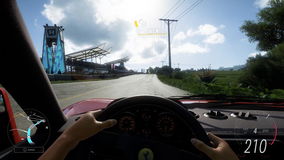 In Forza Horizon verursacht DLSS 3.0 selbst bei hohen Bildraten um 120 Fps einige deutlich sichtbare Artefakte. Darunter die verschwommenen, schlierenden und teils aussetzenden Oberleitungen, besonders betroffen sind außerdem HUD-Elemente wie die Checkpoints, die Grafikfehler bei umliegenden Elementen verursachen