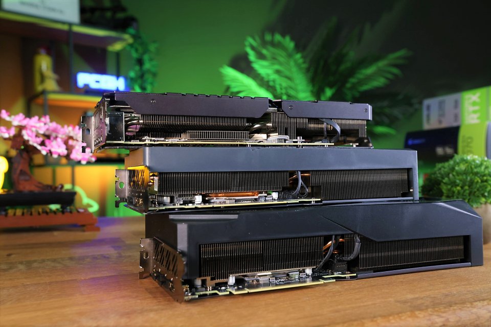 <strong>Na, welche Karte schluckt hier wohl am meisten Strom aus der Steckdose?</strong> Korrekt, die Kleinste ganz oben (RTX 3080 12GB Asus TUF Gaming OC), gefolgt von der Mittleren (RTX 4070 Ti Gigabyte Ealge OC) und, völlig 'logisch' der Sparsamsten ganz unten (RTX 4070 Gigaybte Aorus Master).
