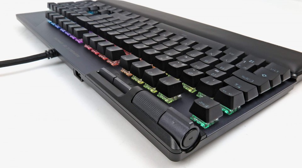 Auf Medientasten sollten Sie beim Kauf einer Gaming-Tastatur nicht verzichten. Allerdings müssen diese nicht unbedingt über ein solch spezielles Design verfügen wie das der <a href='www.amazon.de/ASUS-Gaming-Tastatur-Polling-Rate-RGB-Beleuchtung-90MP02E6-BKDA01/dp/B0B9HD9V22?crid=A0U60XSJFGMW&amp;keywords=asus+rog+strix+flare+ii+animate&amp;qid=1687260749&amp;sprefix=Asus+ROG+Strix+Flare+%2Caps%2C85&amp;sr=8-3&amp;linkCode=ll1&amp;tag=sftmagdiglifu-21&amp;linkId=52b488d61cb1c220d5f2e1fb8001d9fa&amp;language=de_DE&amp;ref_=as_li_ss_tl'>Asus ROG Strix Flare II Animate</a>.