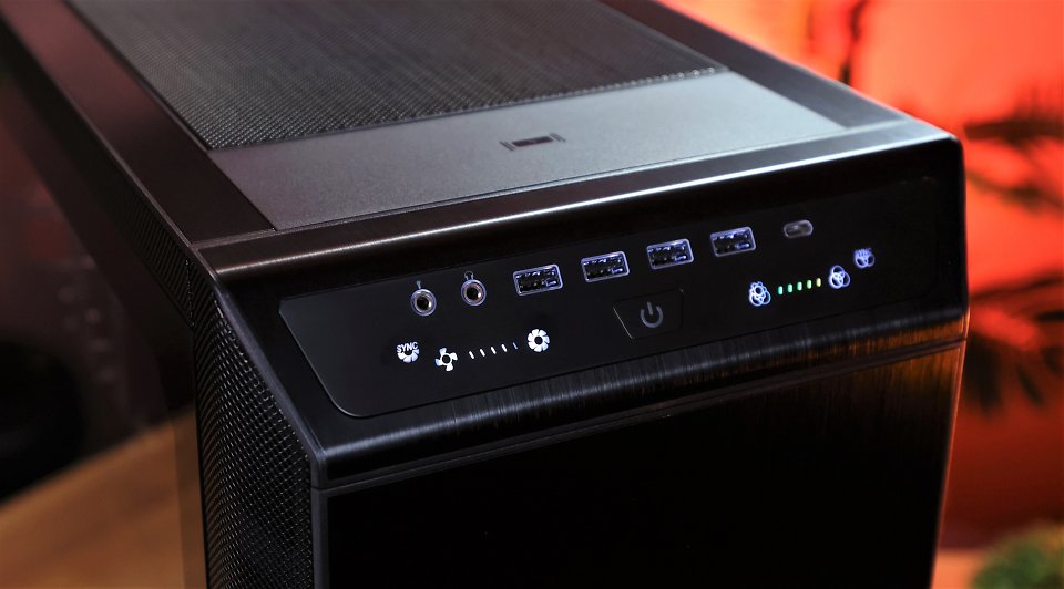 <strong>Volle Kontrolle an der Front-I/O: </strong>Neben den beleuchteten 4× USB Typ-A (3.0), 1× USB Typ-C (3.1) und den Audioanschlüssen sind auch zwei anzutippende Touch-Regler verbaut. Mit dem <i>linken 5-stufigen Fan-Controller</i> können die drei vormontierten 140 mm Silent Wings 4 über zwei verschiedene PWM-Hubs (mit je drei Slots) von 400 bis 1.900 U/min eingestellt werden. Im <i>rechten Touch-Feld</i> lassen sich die ARGB-LEDs des Gehäuses steuern (bis zu 31-Modi). Mit den beiderseits vertretenen Sync-Optionen lassen sich sowohl die Lüftersteuerung als auch die ARGB-Beleuchtung über das Mainboard regeln. Die Beleuchtung wird nach ca. 10 Sekunden ohne Eingabe gedämmt. Zur wortwörtlichen Krönung führt der Wireless-Charging-Spot mit 15 Watt (über internen SATA-Anschluss) an der Oberseite. Im Praxistest haben sowohl das Samsung S23 Ultra als auch das iPhone 13 Max mit ca. 5-6 Watt geladen.