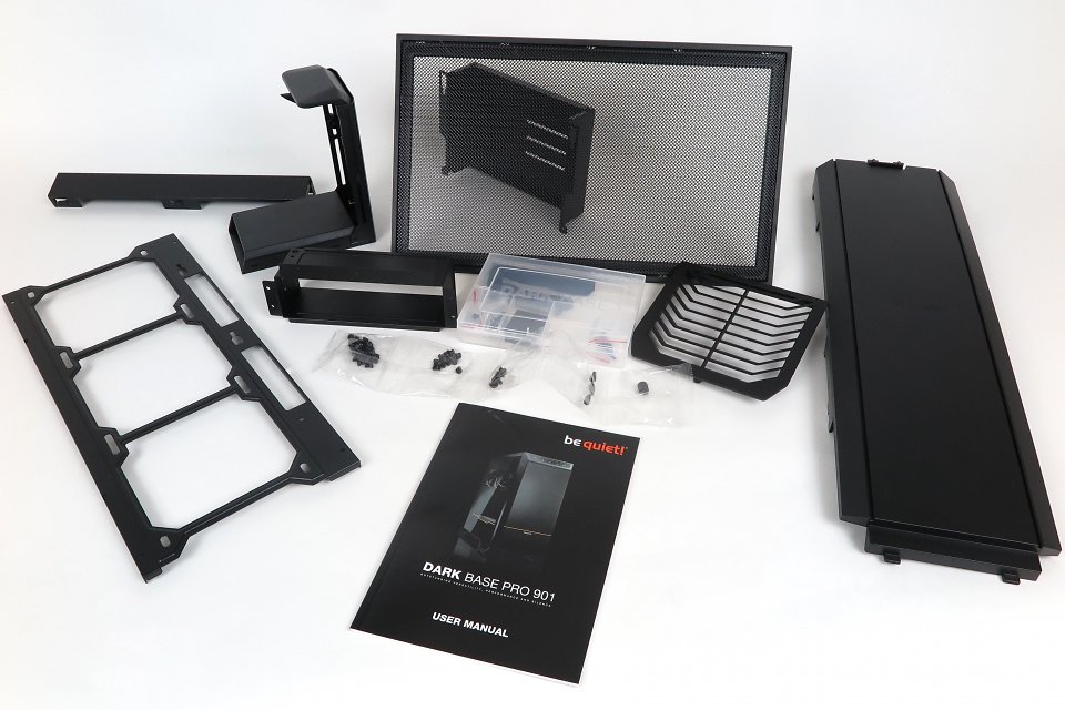 Zubehör des schwarzen Be Quiet Dark Base Pro 901. In der weißen Variante sind die Teile dem Namen entsprechend hell. Weitere Infos finden Sie folgend auf den Herstellerbildern samt Kommentaren. <a href='www.bequiet.com/de/spareparts?category=2001&amp;serie=2004&amp;product=4512'><strong>Ersatzteile </strong></a>können bei Bedarf nachbestellt werden.
