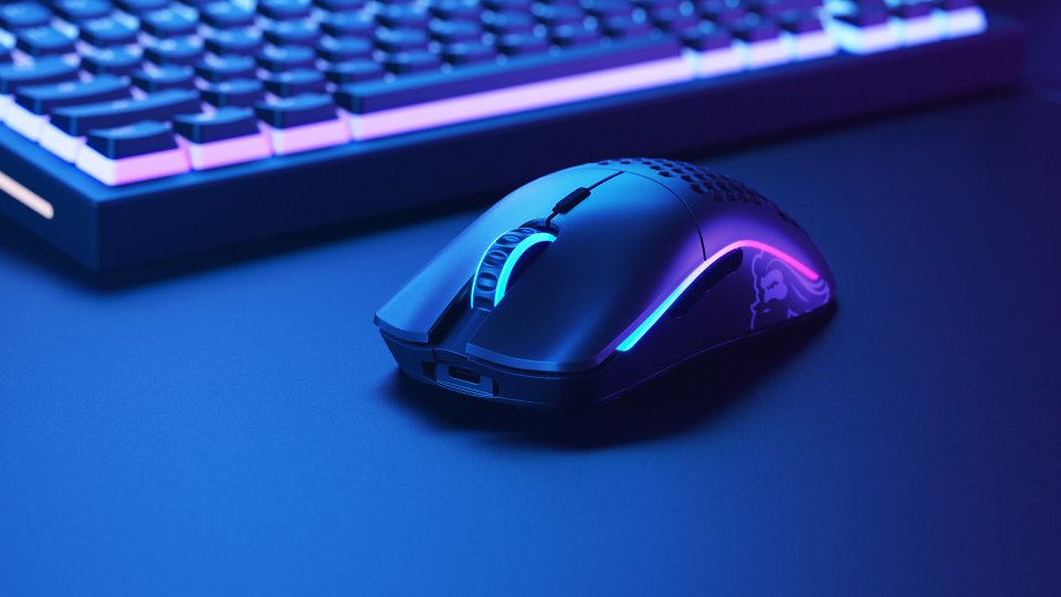 Die Glorious PC Gaming Race Model O- kombiniert ein dank Wabengitterstruktur sehr leichtes Gehäuse mit einer auffälligen bunten Beleuchtung.