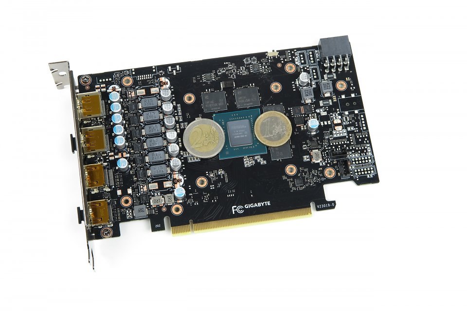 Geforce RTX 4060 Ti: Das 16-GiByte-Modell trägt nicht nur Speicher auf der Vorderseite, ...