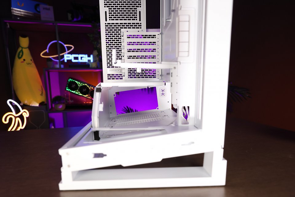 Phanteks NV5: Durch die Rahmenkonstruktionen ist in der Innenkammer nichts von dem Winkel unterhalb zu sehen. Die Netzteilkammer und die untere Lüfterhalterung schließen gerade und mündig ab. Das Netzteil selbst liegt im eingebauten Zustand jedoch tatsächlich schräg befestigt im Gehäuse.
