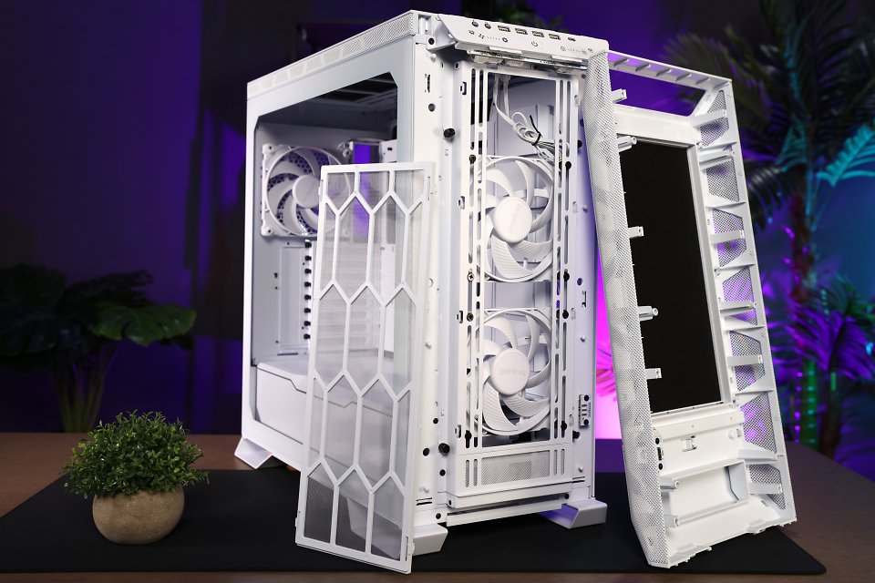 Gedämmte Front- oder Seitenteile schlucken zum Teil kaum vermeidbare Nebengeräusche der Hardware (etwa Spulenfiepen oder Pumpendröhnen), können aber keine Wunder wirken. Teils zeigen dickere Gläser einen ähnlichen Effekt im Alltag.