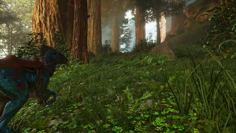 Ark: Survival Ascended - Gameplay-Szene, The Island, 4K Max, TSR 100 %: In diesem Shot ist gut zu erkennen, dass das die weit ausgefahrene Lumen GI auch Speculars berücksichtig. Sie können den 'Glanz' auf Vegetation und Dino sehen, obwohl kein direktes Licht von der Sonne durch das Blätterdach dringt.<br><br>Dies ist bei vielen anderen GI-Ansätzen nicht oder nur sehr begrenzt der Fall, weshalb einzig mit indirektem Licht ausgeleuchtete und verschattete Szenen in anderen Spielen häufig 'Stumpf' und kontrastarm wirken.