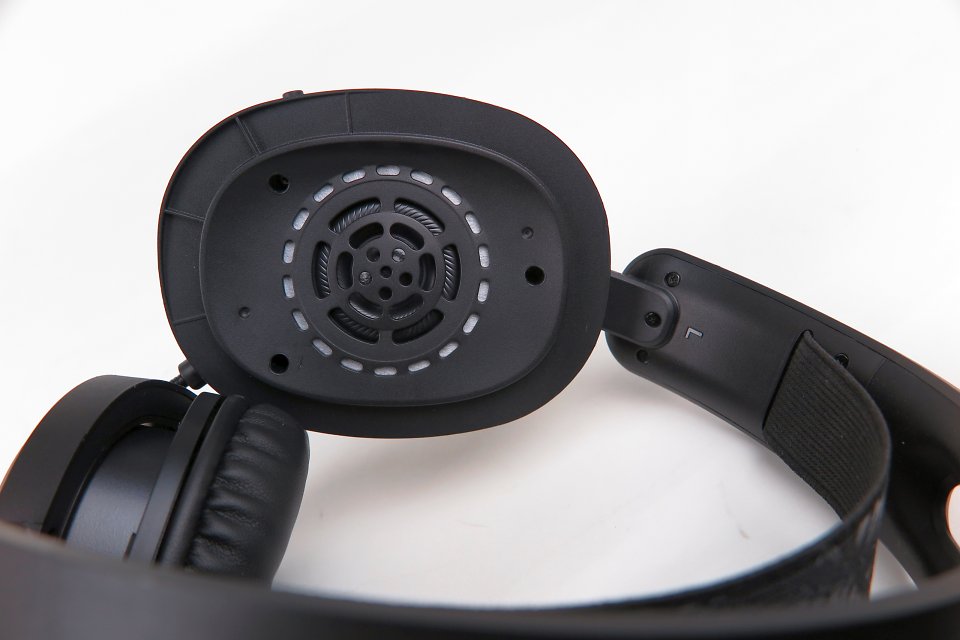 Asus TUF Gaming H1 Wireless - Die schräg verbauten und in einer luftdichten Resonanzkammer untergebrachten 40-mm-Asus-Essence-Treiber bieten kräftigen Gaming-Sound und satten Bass. Nicht direkt HiFi-Niveau, doch zum Spielen und für den alltäglichen Gebrauch gut geeignet.