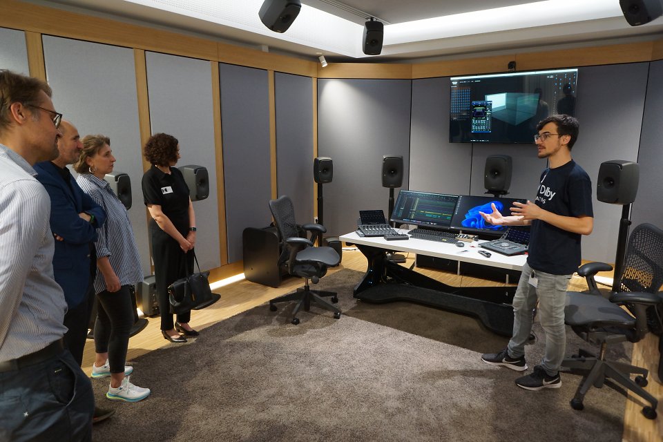 Im Mixing-Room konnten wir einem Atmos-Tontechniker bei der Arbeit über die Schulter schauen und uns von der bemerkenswerten Klangfülle überzeugen, die mit Dolby Atmos abgemischte Mehrkanal-Musikstücke bieten.