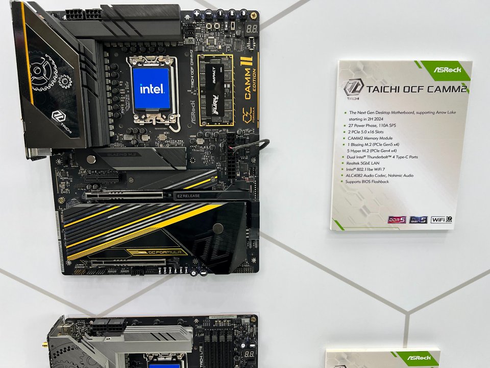 Pssst, die sind doch noch geheim: Sockel-1851-Mainboards für 'Next Gen' Intel 'Arrow Lake', die in '2H 2024' starten sollen, gab es auf der Computex zuhauf. Aber alle 'Core Ultra 200' oder 'Z890' Schriftzüge mussten sorgfältig abgeklebt werden.