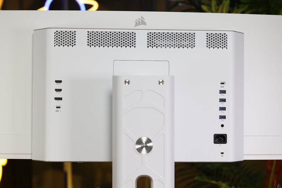 Die Anschlüsse des Corsair Xeneon 34WQHD240-C sind gut zugänglich an der Rückseite des Monitors angebracht. Neben zwei HDMI-2.1- und einer Displayport-1.4-Buchse bietet der Monitor 4× USB-3.1-Anschlüsse samt KVM-Funktion für bis zu zwei Geräte sowie einen USB-Typ-C DP Alt Mode (Übertragung des Audio-/Video-Streams via USB-C, inklusive maximal 65 Watt Ladeleistung). Für Kopfhörer außerdem ein 3,5-mm-Klinkenanschluss bereit.
