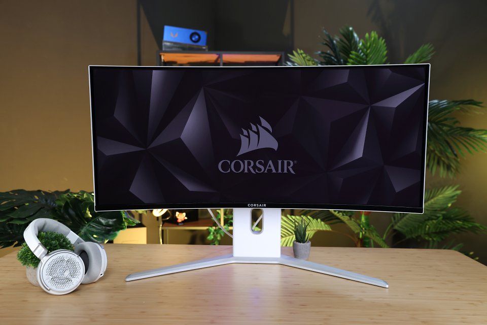 Das Design des Corsair Xeneon 34WQHD240-C QD-OLED ist angenehm aufgeräumt und zurückhaltend. Der ausladende, stabilen Halt gewährleistende Standfuß ist aus Aluminium gefertigt. Viele Zierelemente, darunter Hersteller-Logo sowie die Lüftungsgitter an der Rückseite, sind dagegen aus Kunststoff gefertigt. In gewissem Rahmen verständlich, doch angesichts der ansonsten sehr stylishen Präsentation schade.
