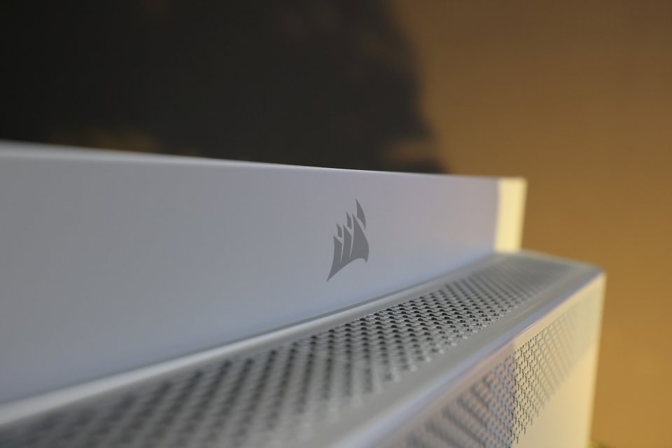 Typisch für OLED-Displays und so auch beim Corsair Xeneon 34WQHD240-C: Oben dünn (ca. 0,8 cm) und unten beim Elektronik-Teil dick (ca. 7,3 cm).