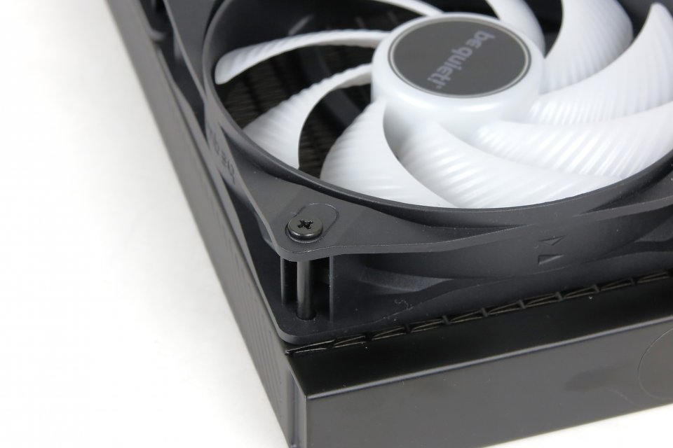 Die verbauten Light-Wings-LX-Lüfter sind simpel gehalten. Gummientkopplungen finden sich hier keine.