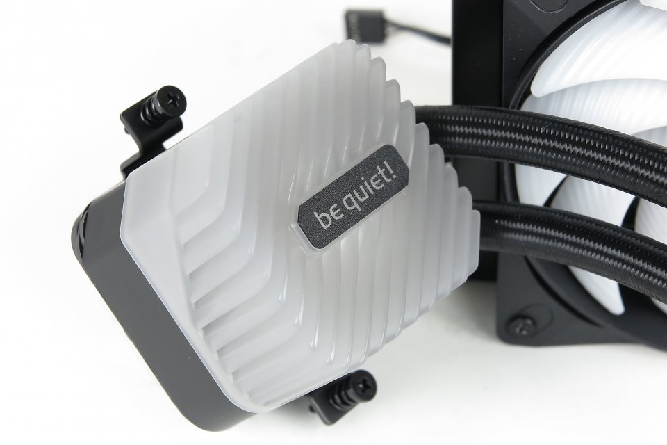 Die Pumpe der Light Loop ist in den CPU-Wasserblock gewandert. Die transparente Abdeckung wird mittels ARGB-LEDs beleuchtet.