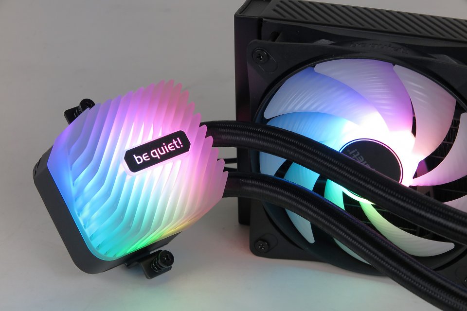 Be Quiet Light Loop: Bunte ARGB-Beleuchtung der Lüfter (von der Nabe aus) und dem neuen Pumpencover.
