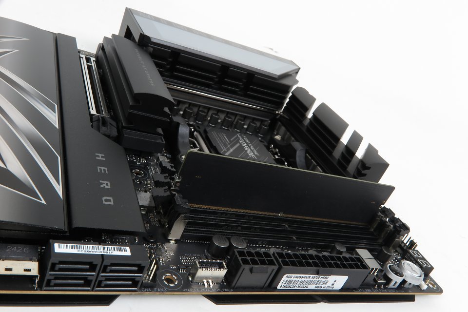 Innovation geht auch ohne AMD: Asus 'Nitropath'-DIMM-Slots verkürzen Signalwege und Reflexionen - ohne Bezug zum X870E, vorerst aber nur auf X870E Hero und Strix X870E-E zu finden.