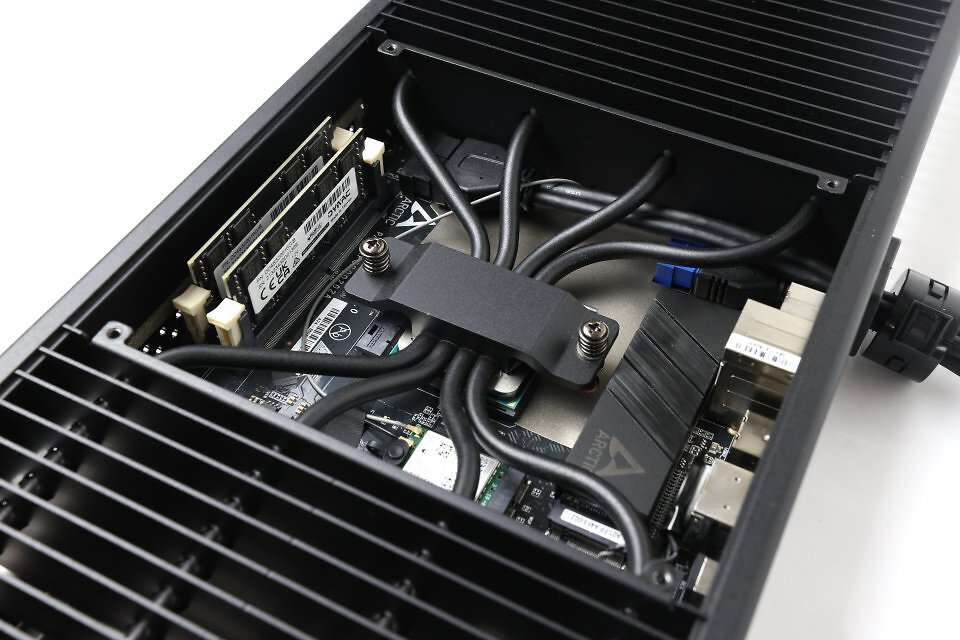 Sehr kompakt und aufgeräumt: das Innenleben des Senza. Vier Heatpipes führen die Hitze der CPU ab, die SODIMM-Slots lassen einen Tausch des Arbeitsspeichers zu, und ein Passiv-Kühlkörper kümmert sich um das Wohlbefinden der SSD.