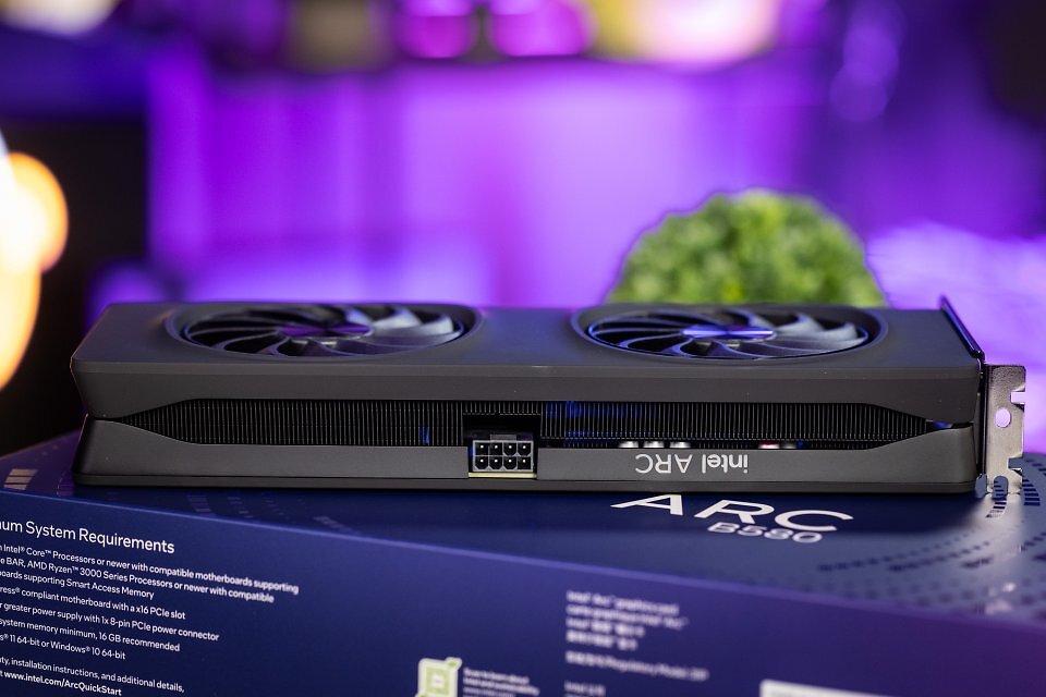 Intel Arc B580 im Test: Ein konventioneller 8-Pol-Stromstecker genügt.