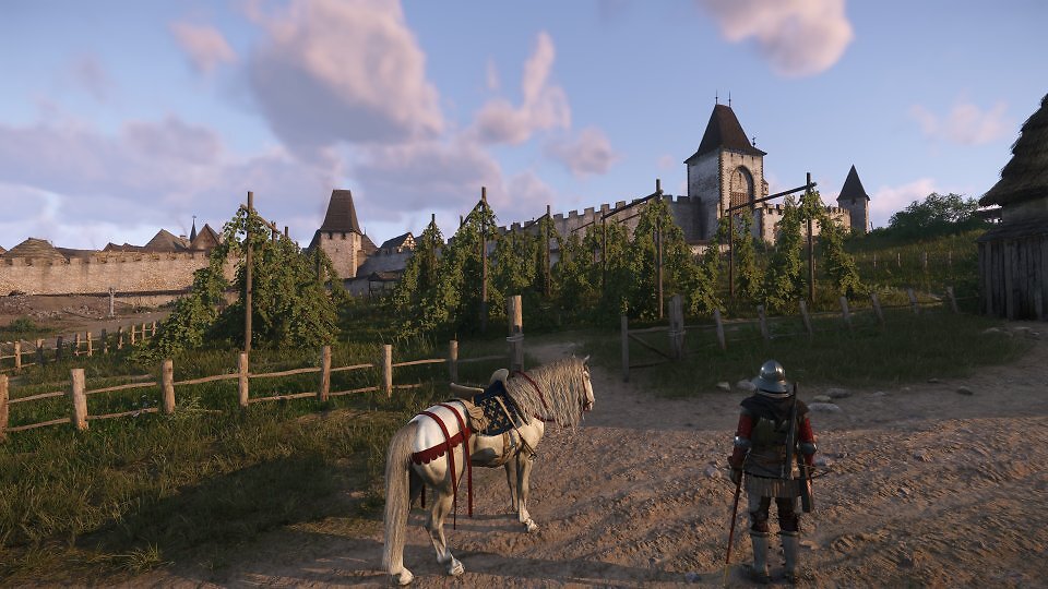 Die Umgebungen, die Bauwerke, die Kleidung der NPC, die Arbeiten, denen diese nachgehen, die Unterschiede zwischen reicher, gebildeterer Stadt- und eher ärmlicher Landbevölkerung, für all dies wurden historische Vorlagen, Stadt- und Baupläne, Überlieferungen und teils Fotogrammetrie genutzt, um eine besonders glaubwürdige Mittelalter-Atmosphäre zu schaffen.