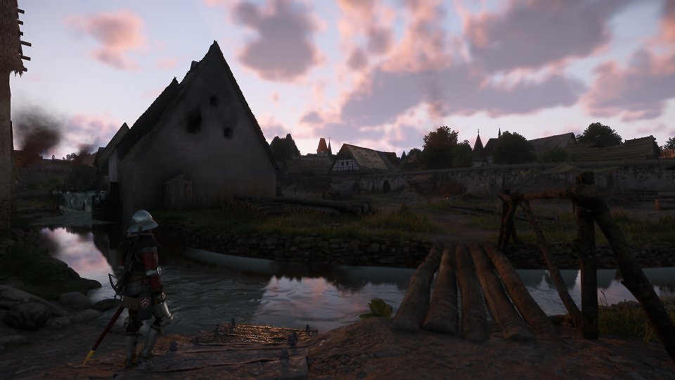 Kingdom Come: Deliverance 2 nutzt Echtzeit-Kaustiken, um die Flussrichtung von Gewässern zu simulieren. Hier sehen Sie zudem die SSRs, die durch technische Kniffe vermeiden, dass etwa die Spiegelungen um den Charakter unschön ausblenden. Ganz vermeiden lassen sich typische Screen-Space-Nebeneffekte allerdings nicht.