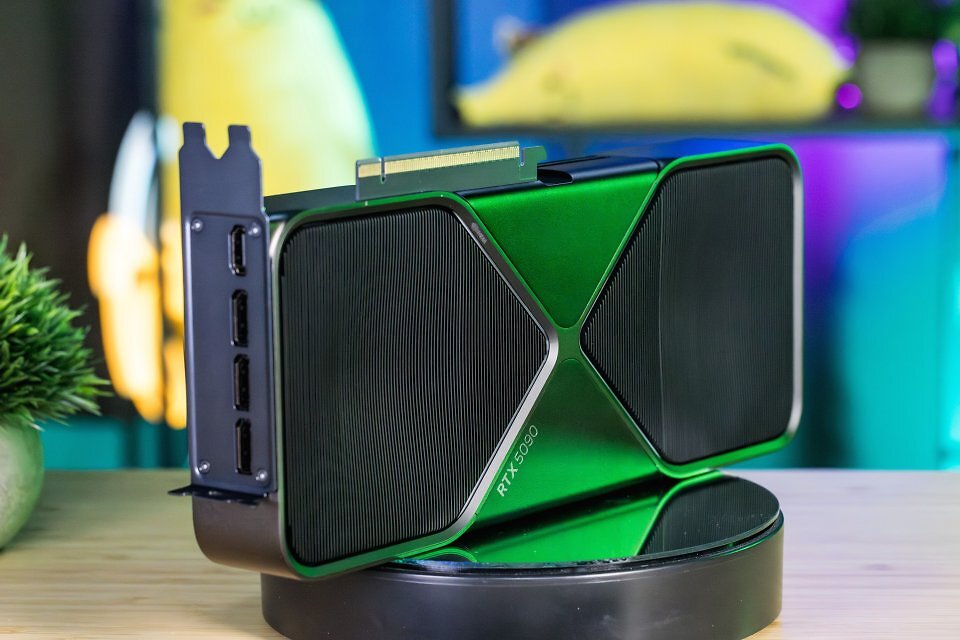 Bei den Grafikkarten dominiert Nvidia das High End, allen voran mit der <a href='www.pcgameshardware.de/Geforce-RTX-5090-Grafikkarte-281029/Tests/Reviews-Benchmarks-Vergleich-RTX-4090-1463971/'>Geforce RTX 5090 mit 32 GiB</a> zum Luxuspreis von <a href='preisvergleich.pcgameshardware.de/?cat=gra16_512&amp;xf=9816_03+05+18+-+RTX+5090'>3.400 Euro</a>. Die Vorgängerkarte, die RTX 4090, ist beim aktuellen Angebot abgesehen vom Gebrauchtmarkt (<a href='www.pcgameshardware.de/Nvidia-Geforce-Grafikkarte-255598/News/RTX-4090-Ebay-Betrug-ohne-GPU-Chip-2025-1481615/'>mit einigen Betrugsfällen</a>) obsolet.
