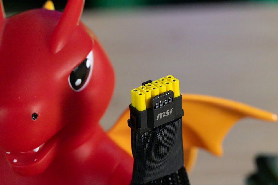 Die beigelegten Adapter der <strong>Custom-Modelle (</strong>wie hier bei der Geforce RTX 5090 Suprim von MSI) können anders aussehen als die der Founders Edition. Im Falle von MSI sind die Adapter mit einer sinnvollen gelben Markierung ausgestattet, mit der sichtbarer wird, wenn der Stecker nicht ordnungsgemäß bis zum Anschlag an der Buchse angeschlossen ist.