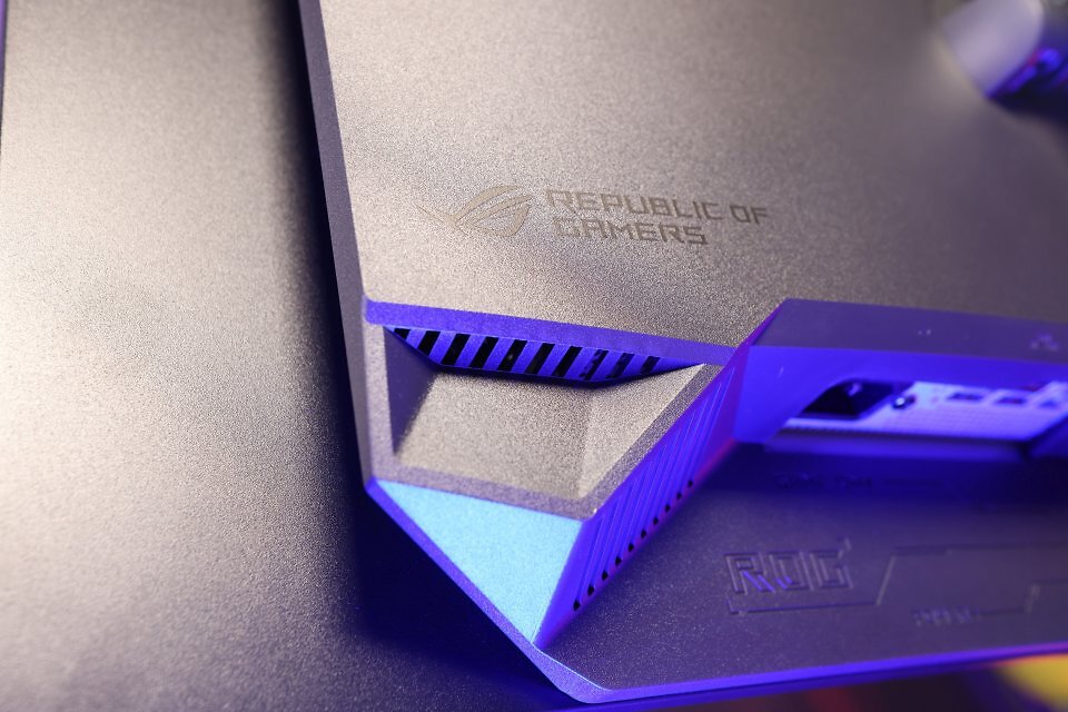 Der Asus ROG Swift OLED PG27UCDM kommt nicht nur mit Support für das am PC eher selten anzutreffende Dolby Vision, sondern verbaut außerdem zwei kleine Stereo-Lautsprecher sowie Support für VRR via Adaptive Sync. Im Grunde können Sie den Monitor also auch als TV-Ersatz zum Filmeschauen oder hochfrequenten Konsolenspielen nutzen.