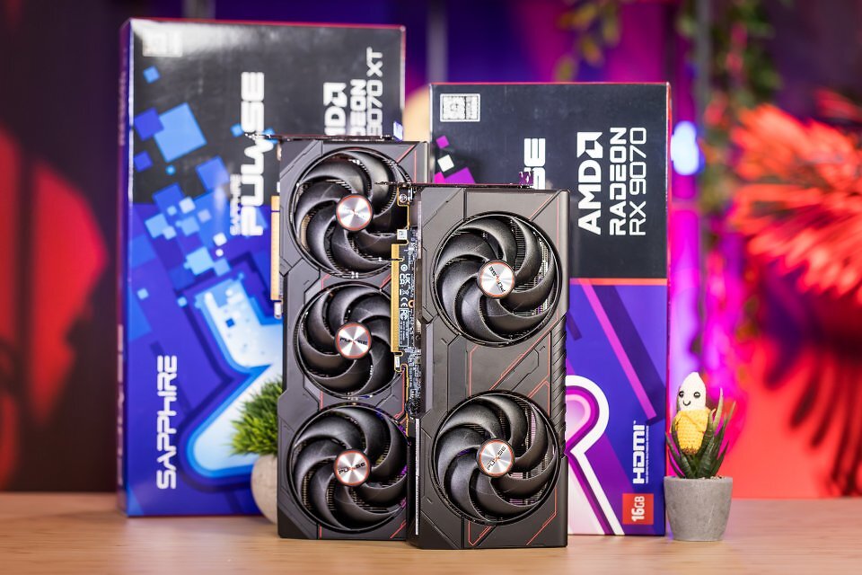 Radeon RX 9070 &amp; RX 9070 XT: Unsere beiden Testkarten in der Geschmacksrichtung 'Pulse' stammen aus dem Hause Sapphire und kommen einer MBA-Referenzkarte so nah wie möglich.