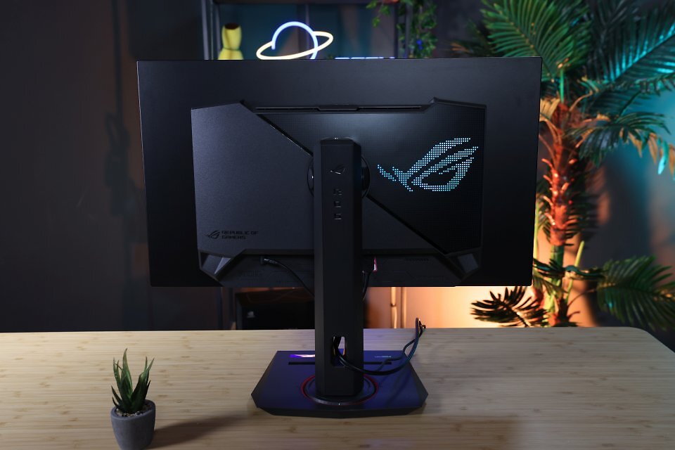 Trotz hoher, maximaler HDR-Strahlkraft und zugeschalteter RGB-Beleuchtung ist der Asus XG27AQDMG mit gemessenen 58,3 Watt gar der sparsamste OLED-Monitor unter den getesteten Kandidaten.<br><br>Die Anschlüsse verbergen sich an der Unterseite. Praktischerweise spendiert Asus eine Pivot-Funktion, dank um 90° drehbarem Display gelangen Sie ohne schmerzhafte Verrenkungen an die DP-1.4- und HDMI-2.0-Anschlüsse, die für das externe Netzteil sowie die optionalen USB-Buchsen.