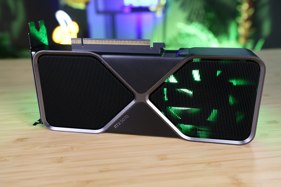 <strong>Geforce RTX 5070 im Test:</strong> 'Double Flow Through' gibt es nur bei der RTX 5080 und RTX 5090, die RTX 5070 orientiert sich hingegen am Kühlsystem der 30er- und 40er-Modelle.