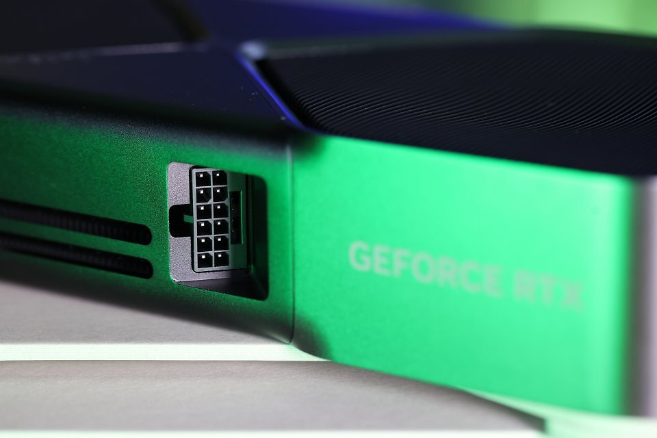 <strong>Geforce RTX 5070 im Test:</strong> Die kompakte Strombuchse kommt immer zum Einsatz.