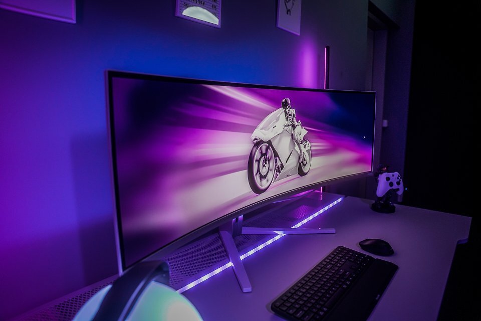 Während AOC mit Agon eine etwas 'verspieltere', jüngere Zielgruppe anvisiert, nimmt Philips mit Evnia den etwas gesetzteren, gediegeneren Spieler ins Fadenkreuz.<br><br>Die gehobenen Modelle bieten obendrein Philips Ambiglow. Hier sehen Sie den Philips Evnia 49M2C8900 im 32:9-Ultra-Breitbild-Format mit 240 Hertz.