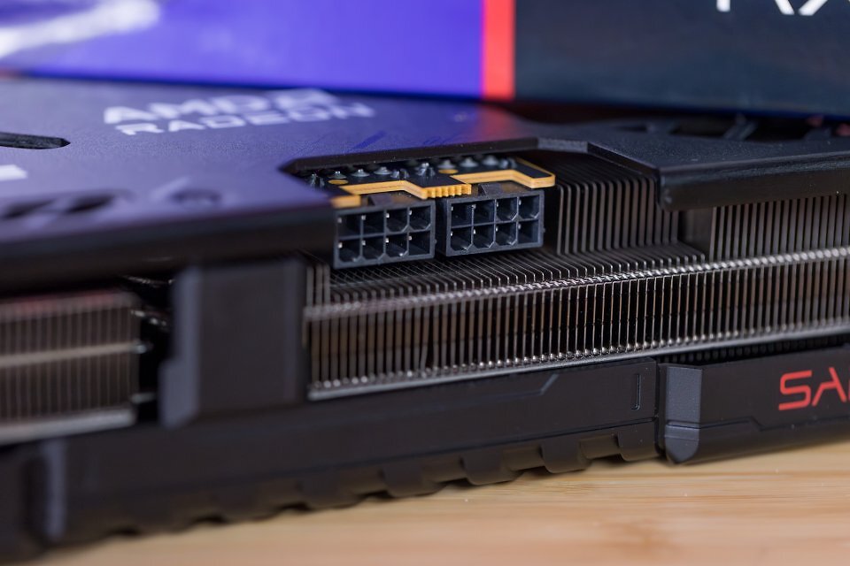 Alle hier getesteten Modelle der Radeon RX 9070 verfügen über 8-Pol-Stromstecker. Der umstrittene 12+4-Pol-Anschluss ist lediglich bei einigen RX-9070-XT-Customs zu finden.