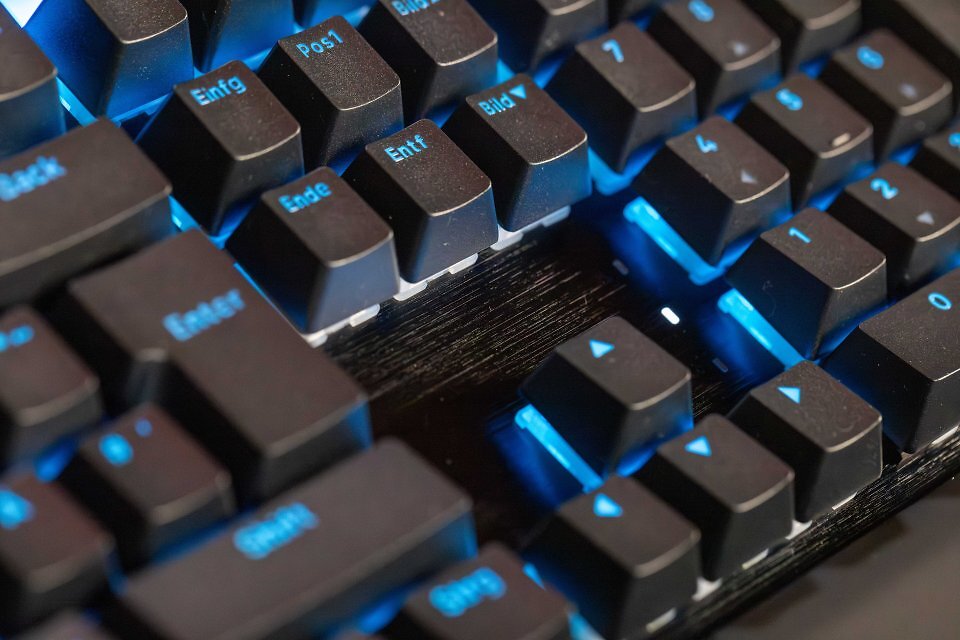 <strong>Modularer Anschluss der Dark Mount:</strong> Der Nummernblock wird über USB-C und Magnetverbindung flexibel links oder rechts an der Haupttastatur befestigt.