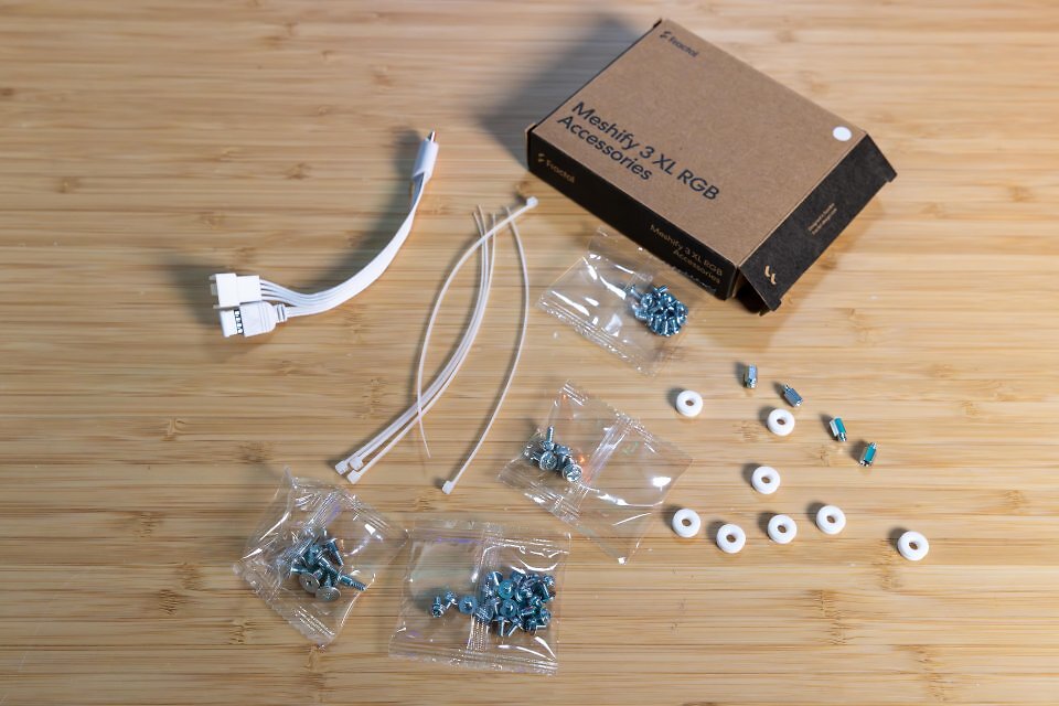 Zum Lieferumfang gehören Montagematerial, Kabelbinder, Entkoppler und Adapter - ordentlich verpackt in einer beschrifteten Zubehörbox.