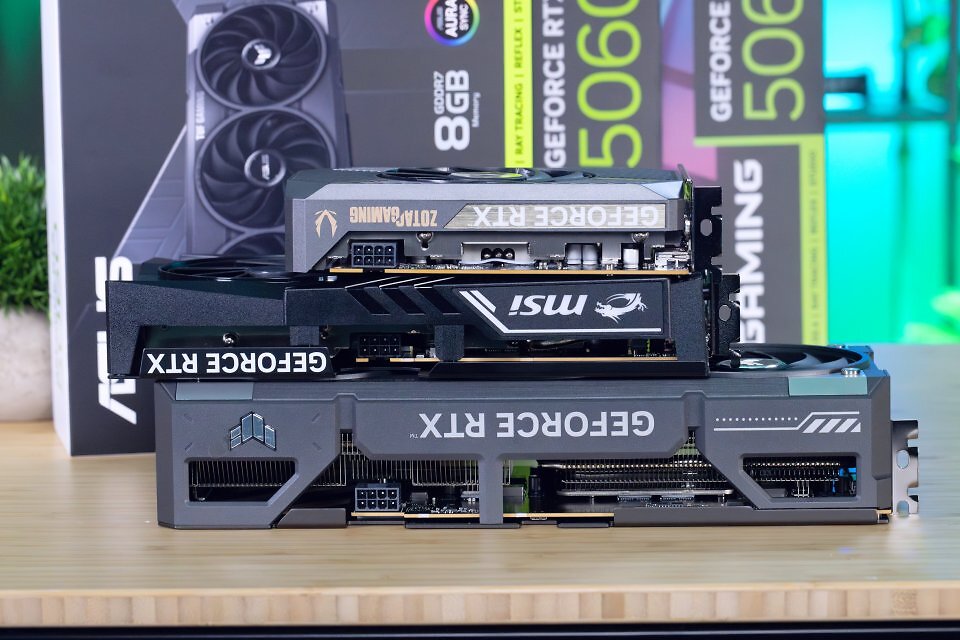 Geforce RTX 5060: Klassische 8-Pol-Strombuchsen allerorten