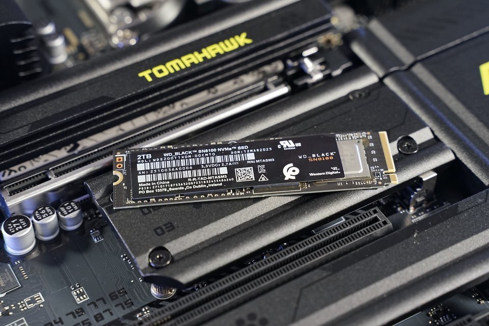 Die neue WD Black SN8100 von Sandisk überzeugt im Test in mehreren Bereichen mit sehr starker Leistung (allen voran Random-Durchgängen), in anderen zeigt sie eine solide Performance.