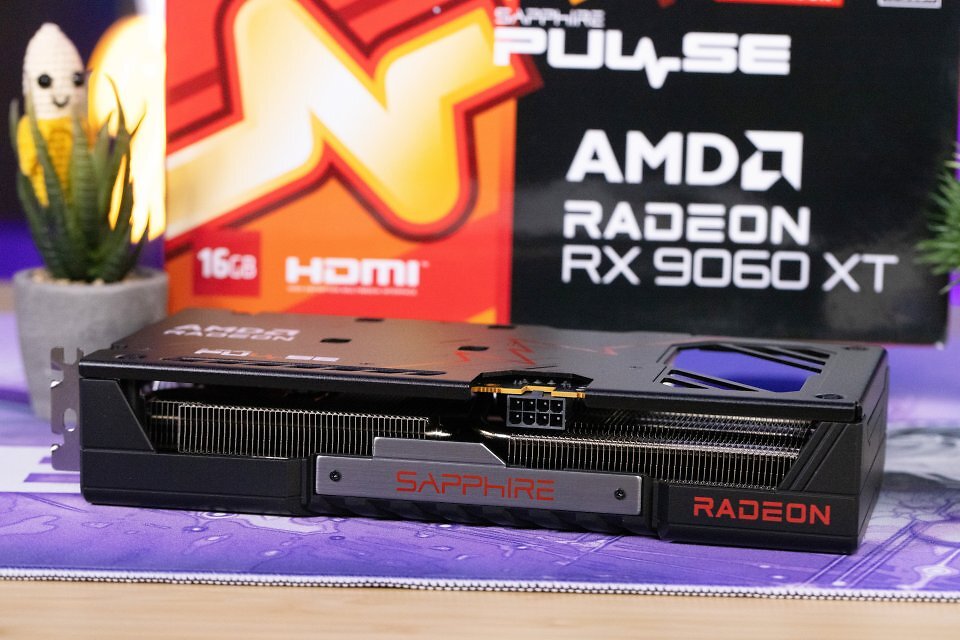AMD Radeon RX 9060 XT: Eine achtpolige Strombuchse der alten Schule ist Standard.