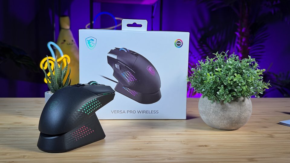 Anders als auf geringes Gewicht und E-Sports-Tauglichkeit getrimmte kabellose Gaming-Mäuse bietet die <a href='www.amazon.de/MSI-S12-4301370-CLA-Versa-PRO-Wireless/dp/B0BSLKTVYQ?__mk_de_DE=%C3%85M%C3%85%C5%BD%C3%95%C3%91&amp;crid=1LUD6BHOYA23T&amp;dib=eyJ2IjoiMSJ9.SBaI2bD2KNys18bXnlKTsl-8bTWoR4JWzBOT4hLyXlDGjHj071QN20LucGBJIEps.wcLQLU9C2pghHr83apJHsS_agxmTAonaNp_SlaVjzrQ&amp;dib_tag=se&amp;keywords=msi+versa+pro+wireless&amp;qid=1750764404&amp;sbo=RZvfv%2F%2FHxDF%2BO5021pAnSA%3D%3D&amp;sprefix=msi+versa+pro+wireless%2Caps%2C74&amp;sr=8-1&amp;linkCode=ll1&amp;tag=sftmagdiglifu-21&amp;linkId=874c335370fd9c64a3590d223ddfccd7&amp;language=de_DE&amp;ref_=as_li_ss_tl'><strong>Versa Pro Wireless inklusive Mouse Dock Pro</strong></a><strong> </strong>eine üppige RGB-Beleuchtung. Die können Sie sogar per Taste und Tastenkombi einstellen.