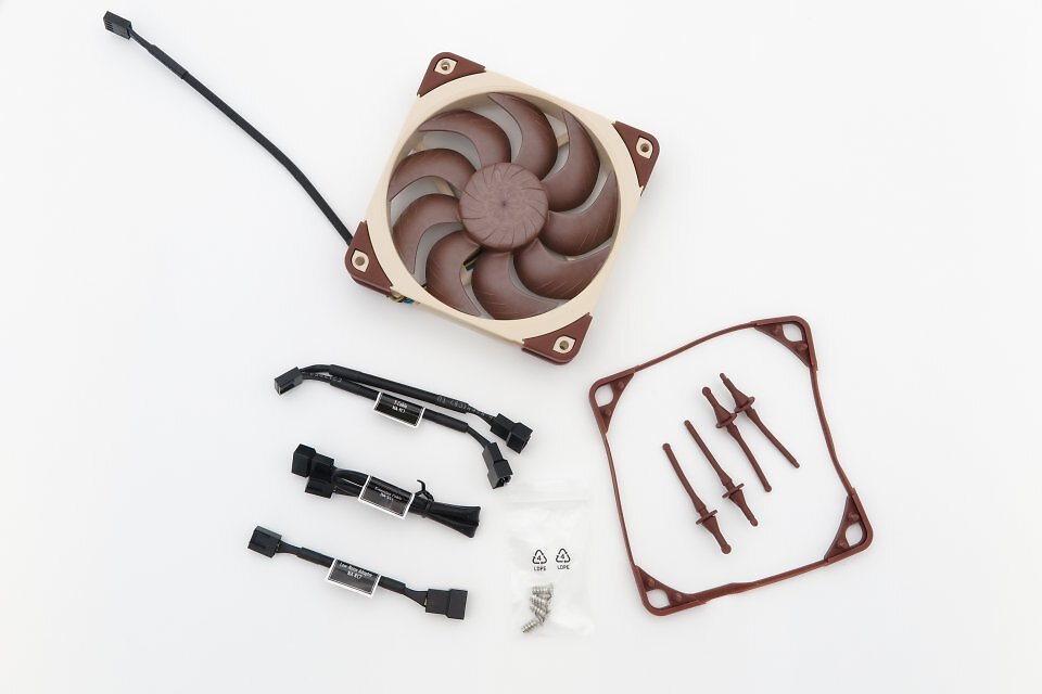 Üppige Ausstattung: Neben Silikonrahmen, Silikonmontagen und Schrauben finden sich im Lieferumfang auch Splitter, Verlängerung und Low-Noise-Adapter.