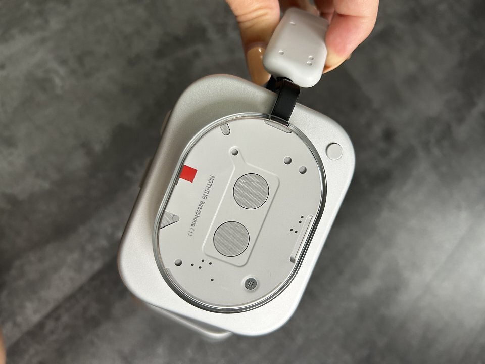Das Design ist wieder typisch Nothing: durchsichtig, ein bisschen Retro, ein bisschen Roboter.