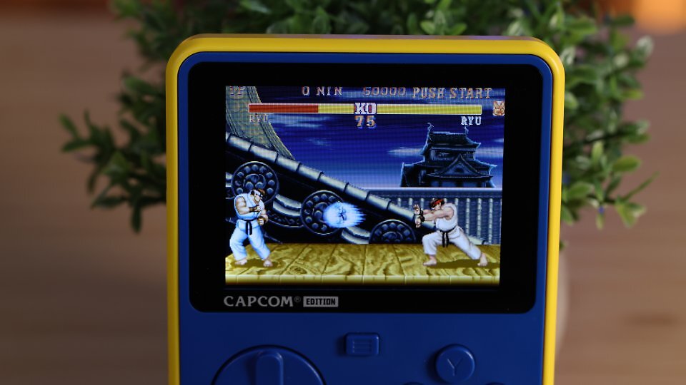 Obwohl der Bildschirm des Blade Capcom Super Pocket nur mit maximal 320 × 240 Pixeln auflöst, ist die Grafik sehr scharf. Einziger Wermutstropfen: Tragen Sie beim Lesen eine Brille, werden Sie diese auch aufsetzen müssen.