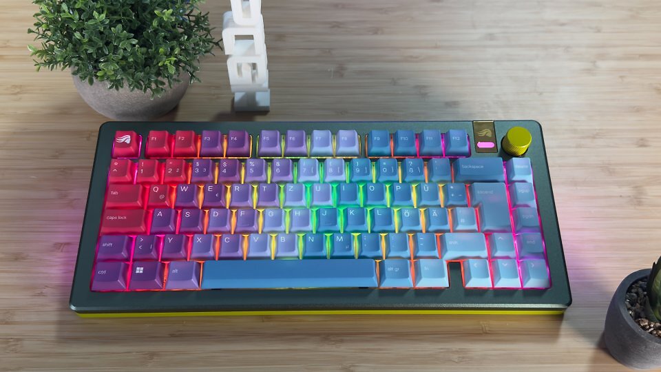 Zugegeben, unser mit den Glorious-GPBT-Daydream-Gradient-Tastenkappen bestückte Glorious GMMK 3 Custom Edition ist schon sehr farbenfroh und auffällig. Die bunten PBT-Tastenkappen überzeugen aber auch mit ihrer angenehmen Haptik beim Tippen.