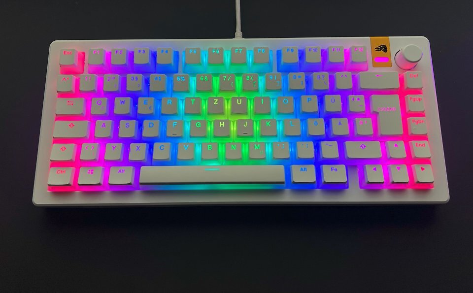 Hersteller Glorious hat neben einer großen Auswahl von Tastenschaltern auch sehr viele optisch ansprechende, langlebige und dämpfende PBT-Tastenkappen im Angebot. Im Bild die von uns getestete Glorious GMMK 3 HE mit Glorious GPBT Aura RGB Keycaps.