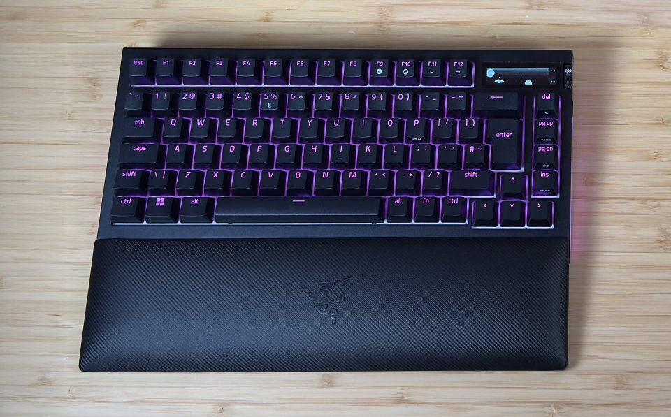 Ein besonderes Extra der <a href='www.razer.com/de-de/gaming-keyboards/razer-blackwidow-v4-pro-75/RZ03-05130300-R3E1?utm_source=Computec%20Media%20GmbH&amp;utm_medium=affiliate&amp;utm_campaign=240912_EDM_RS_PCD_ALL_ALL_WW_TR_BWV4PRO75_24Q3&amp;utm_content=3970690&amp;cid=Computec%20Media%20GmbH-affiliate&amp;sfid=98603962&amp;irclickid=yrW2:m0WyxyNU7sXl92I7WbRUksz1nyNF3rWx80&amp;irgwc=1&amp;utm_term=Computec%20Media%20GmbH&amp;utm_sharedid='><strong>Razer BlackWidow V4 Pro 75 %</strong></a> ist das Razer Command Dial. Das wird um eine OLED-Anzeige erweitert, die Grafiken, GIFs und Texte anzeigt.