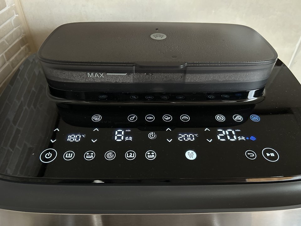 Viele Funktionen. Um die Bedienung des Philips Steam Airfryers in den Griff zu bekommen, ist die Lektüre der Anleitung nötig.