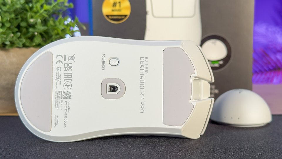 Fluch oder Segen? Ein Dpi-Umschaltknopf auf der Unterseite der Maus verhindert schnelle Dpi-Wechsel, schützt aber auch vor dem ungewollten Auslösen der Taste.