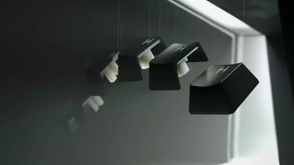Im Double-Shot-Verfahren gefertigte Tastenkappen bestehen nicht ausschließlich aus ABS. Es gibt auch PBT-Keycaps bei denen das Licht durch einen transparenten, in die Kappenwand eingearbeiteten Bereich dringt.