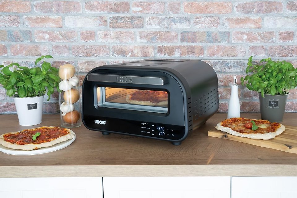 Pizzaöfen für drinnen funktionieren mit Strom. Die Pizza wird auch hier lecker, es fehlt halt das Holzofen-Feeling.